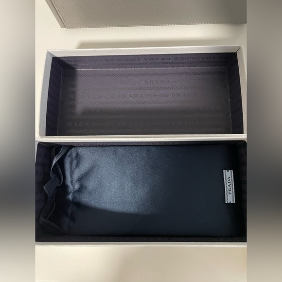 Prada Eyewear
Runway geometric-frame sunglasses - Picture 8 of 8